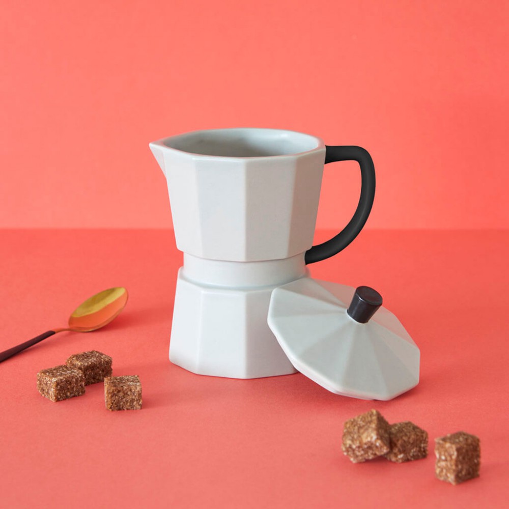 Taza divertida para tomar el café o servir la leche en forma de cafetera | HAPPYIDEAS